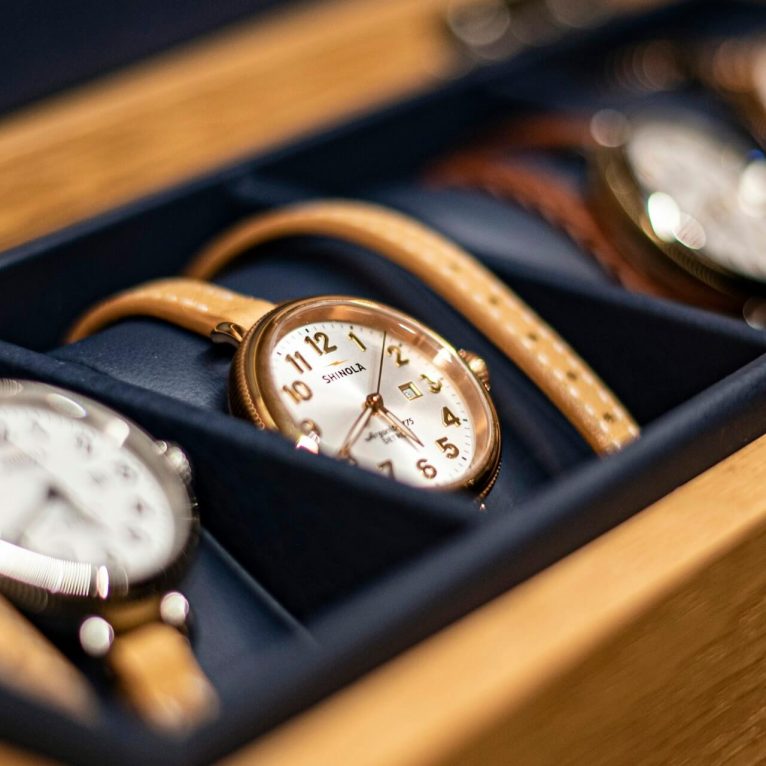 Colección de relojes de alta relojería en un estuche de madera, como muestra de asesoramiento patrimonial y activos refugio