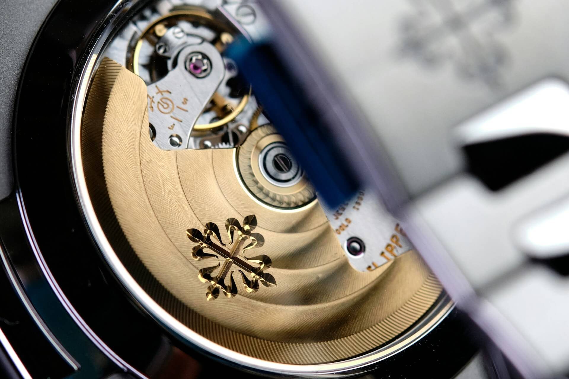 Movimiento automático de un reloj de lujo Patek Philippe con rotor de oro, expuesto como garantía de autenticidad certificada en Watch Club Marbella