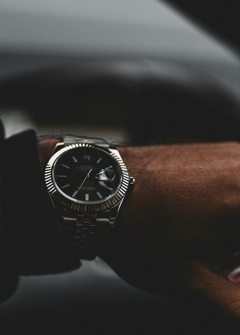 Reloj de lujo Rolex Datejust en la muñeca de un cliente, representando el inicio de una experiencia de alta relojería con atención personalizada en Watch Club